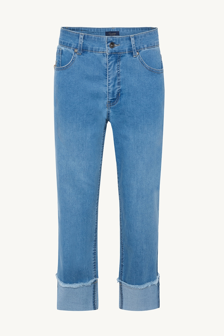 Jeans i stretch-denimstoff med middels høy midje. Jeansene har lommer foran og bak, og høy oppbrett. 
74% Bomull 24% Polyester 2% Elastan.