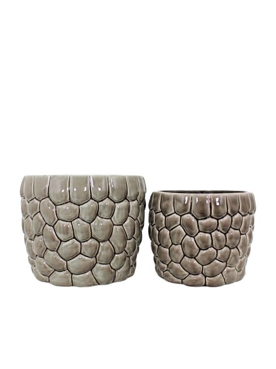 Blank potteskjuler i keramikk. Åpningen er 20 cm, høyden er 18cm. 
