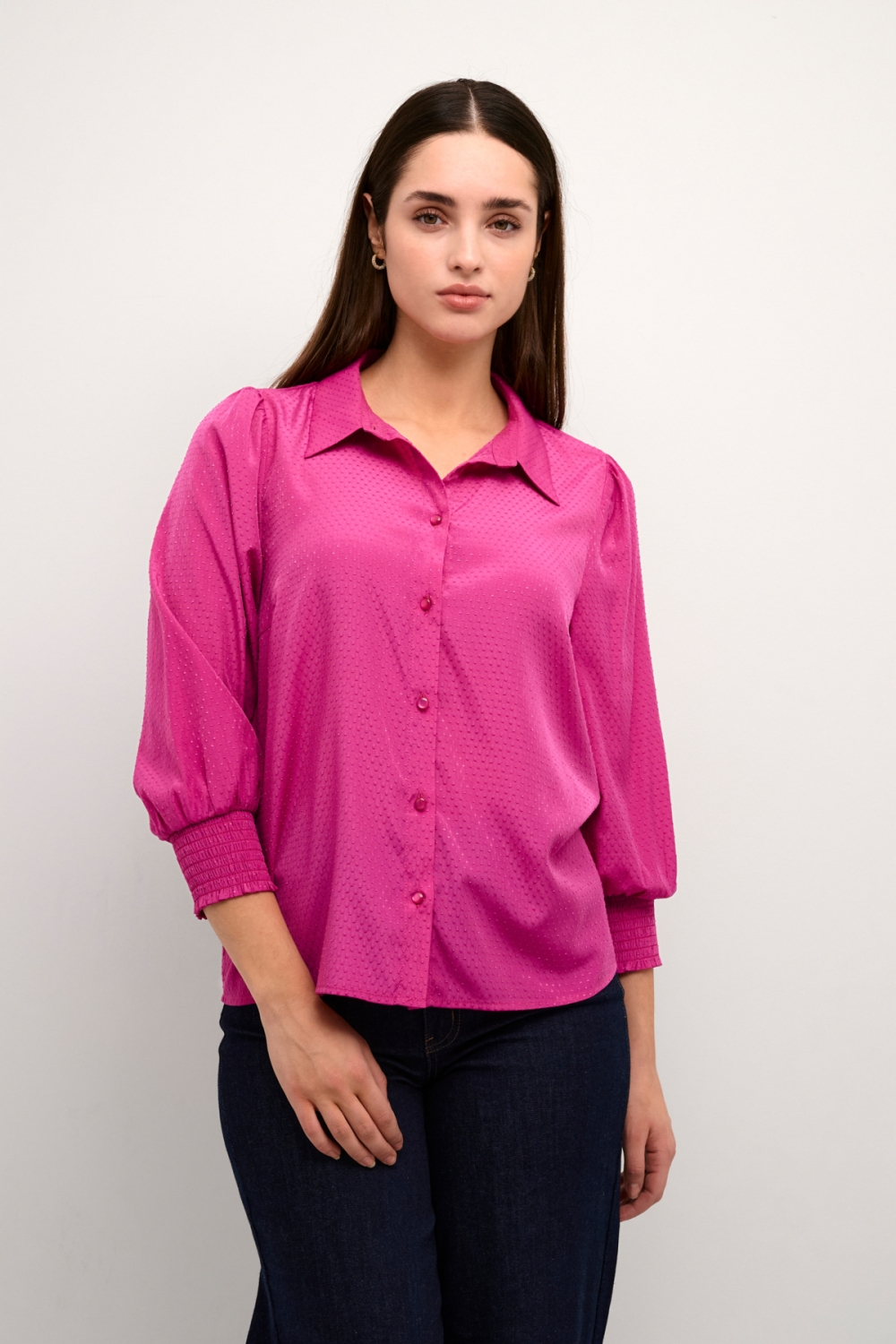 Søt skjortebluse med trekvart ermer med strikk og en fin, detaljert struktur i stoffet. Skjorten er normal i størrelsen. 