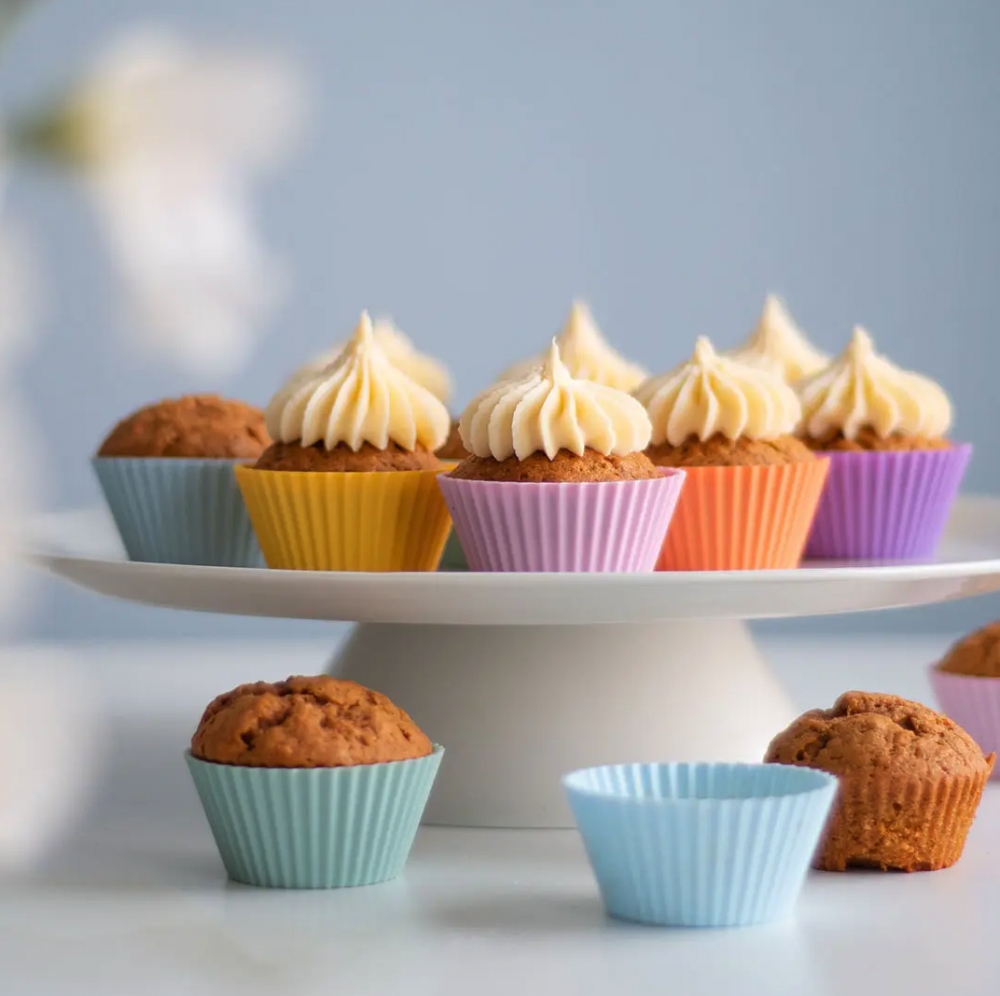 Gjenbrukbare muffinsformer til muffins og cupcakes er et must for alle kreative muffinsfans. Silikonformer er mer holdbare og miljøvennlige enn engangsformer og de kan brukes utallige ganger.