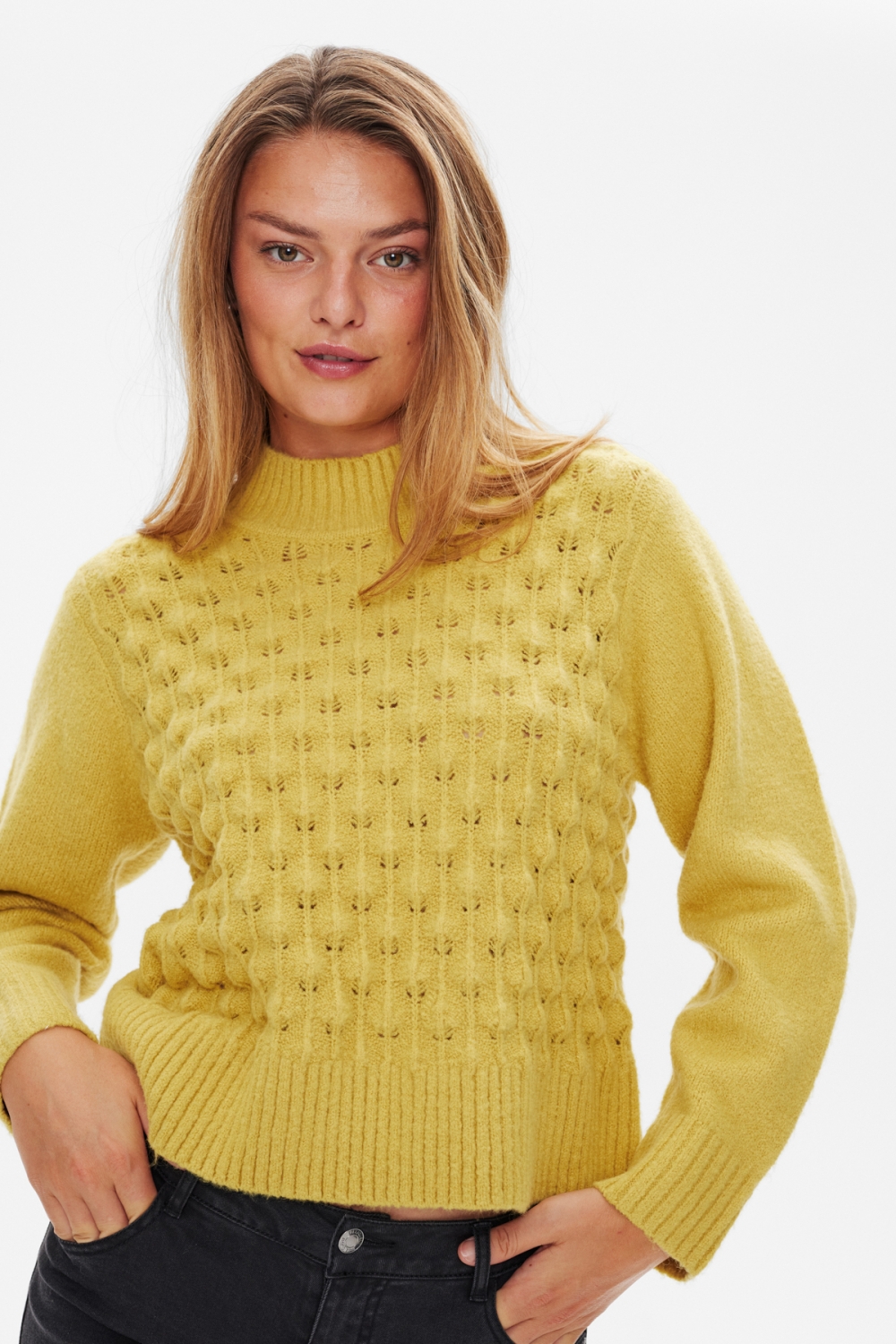 
Strikket genser i myk kvalitet med fint hullmønster. Den strikkede genseren er enkel i designet med lange ermer, ribbekanter og en løs passform. En nydelig strikk i en nydelig kvalitet.

Lange ermer
Løs passform
Ribbede kanter
Hullmønster