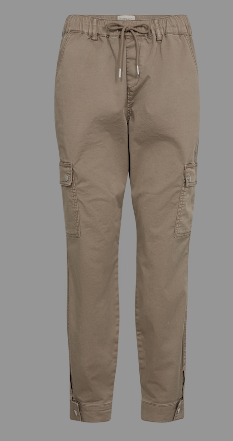Myk og behagelig cargo bukse, med løs passform.
Materiale: 98% Cotton, 2% Elastane