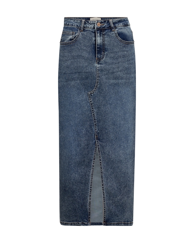 Skjørt fra Freequent i myk denim. Skjørtet har en enkel silhuett med glidelås- og knappelukking, side- og baklommer, høy spalte foran og en avslappet, slank passform. 98% bomull 2% elastan