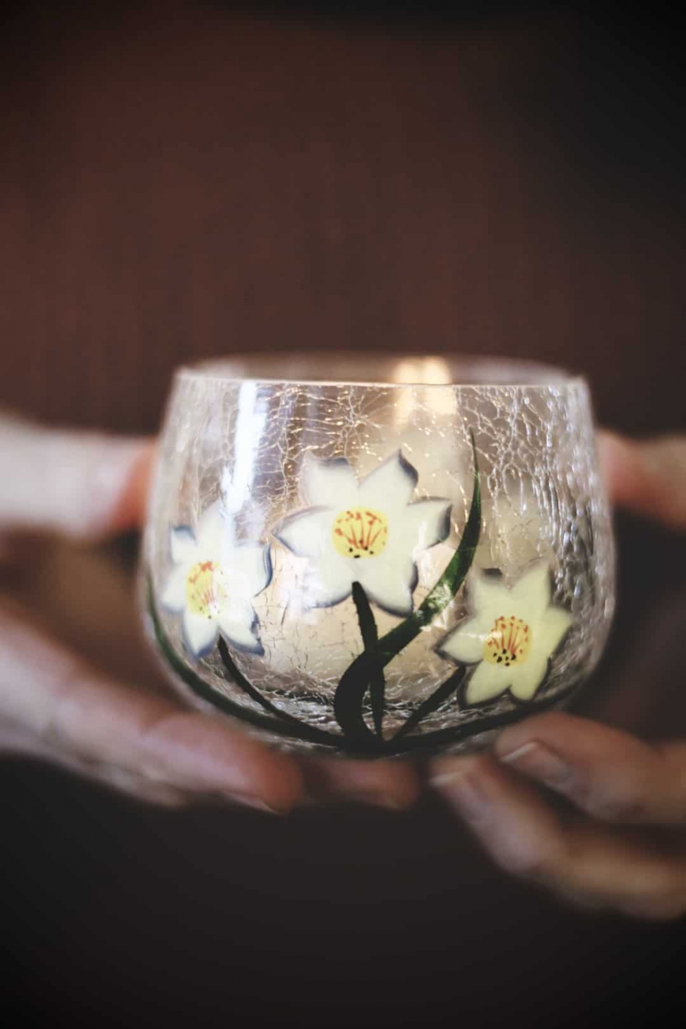 Håndmalt lysglass med Narcisser. Måler 9x6,5cm