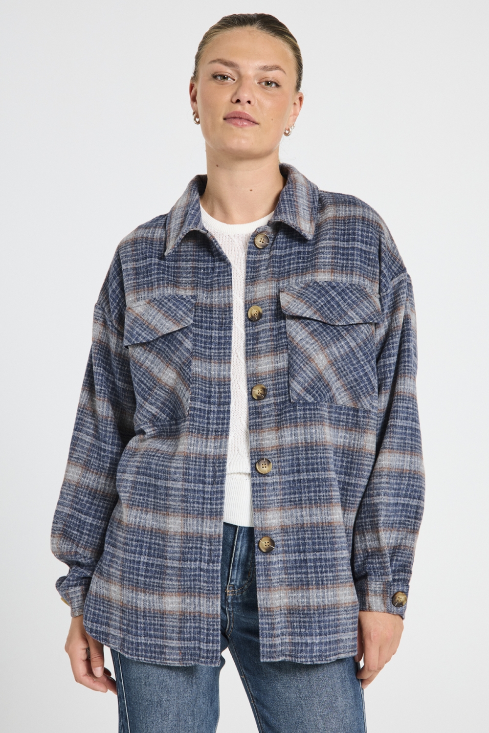 Skjorte fra Freequent i myk flanell med ruter. Skjorten har en klassisk sjacket med brystlommer, lange ermer, knapper med hornlook samt løs passform. 100% polyester.