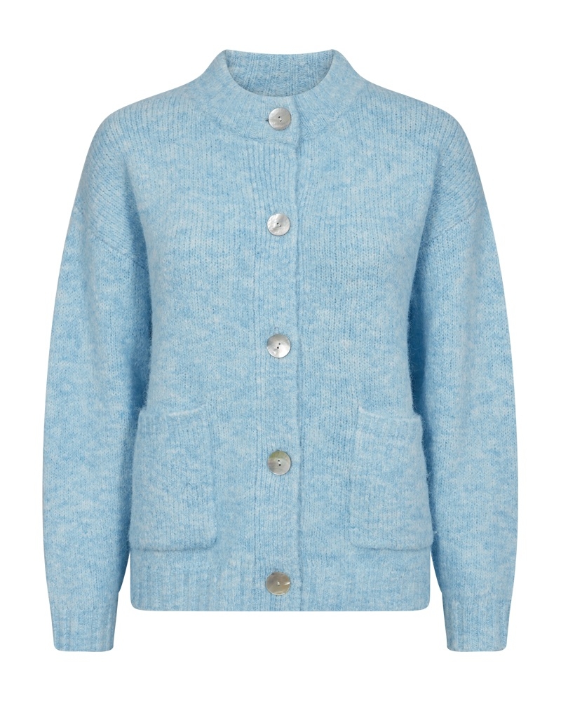 Cardigan fra Freequent i strikket materiale. Cardiganen har store perlemorknapper foran, høy hals, frontlommer, vrangbord og lange ermer med drop-skuldre som fremhever den løse passformen.
59% Polyester (resirkulert) 21% Polyamid 11% Polyester 8% Ull 1% E