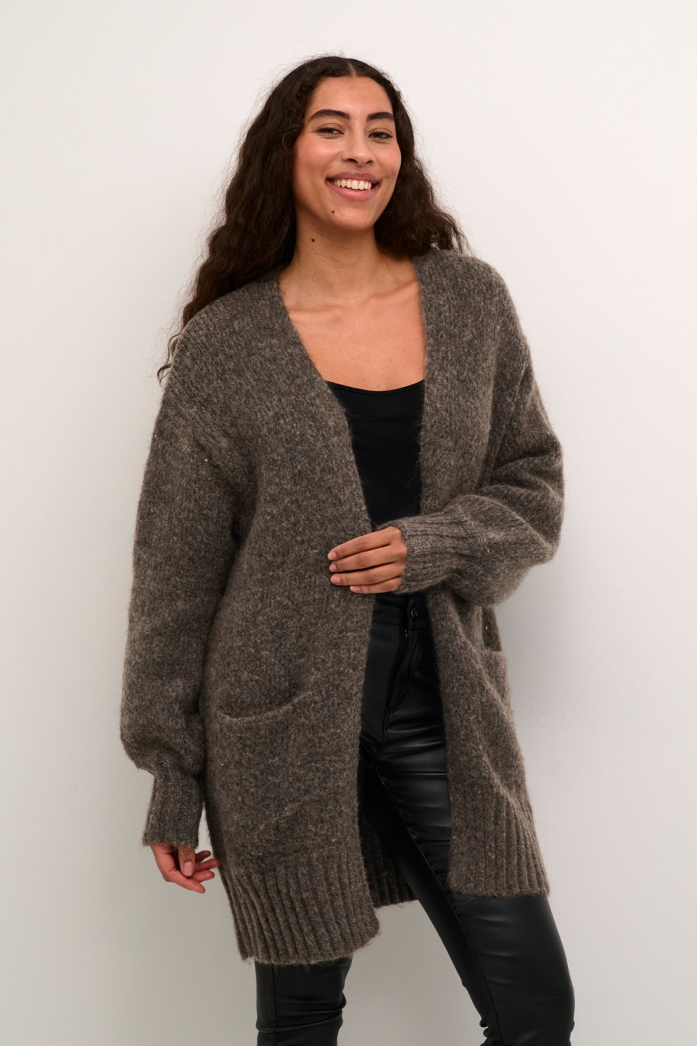 Deilig, strikket cardigan fra Kaffe. 
Form: Loose fit
Lengde: 79 cm tilsvarer S
Sammensetning : 47% Akryl, 35% Polyester (resirkulert), 13% Polyamid, 5% Ull (sertifisert)