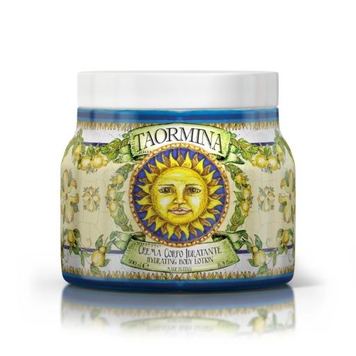 En luksuriøs Body Cream med mykgjørende og fuktighetsgivende ingredienser som Aloe Vera og Vit E.
Med en duft inspirert av Italias planter og frukter.

Taormina er en by på øya Sicilia i Italia, grunnlagt omkring 400 f.Kr. Byen ligger ikke langt fra vulka