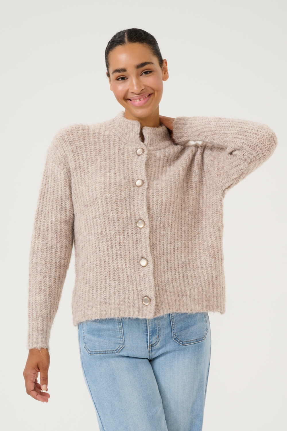 Herlig cardigan med knapper fra Kaffe.

Form: Loose fit

Lengde: 56 cm tilsvarer M

Sammensetning : 64% Polyester (resirkulert), 18% Akryl, 10% Ull (sertifisert), 5% Alpakka, 3% Elastan