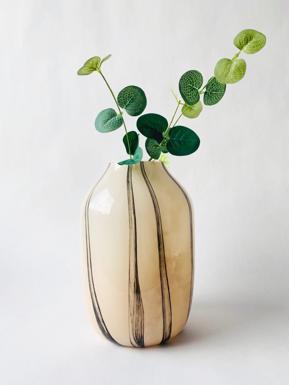Lekker, munnblåst glassvase med flotte detaljer. Vasen måler  17×24cm. 