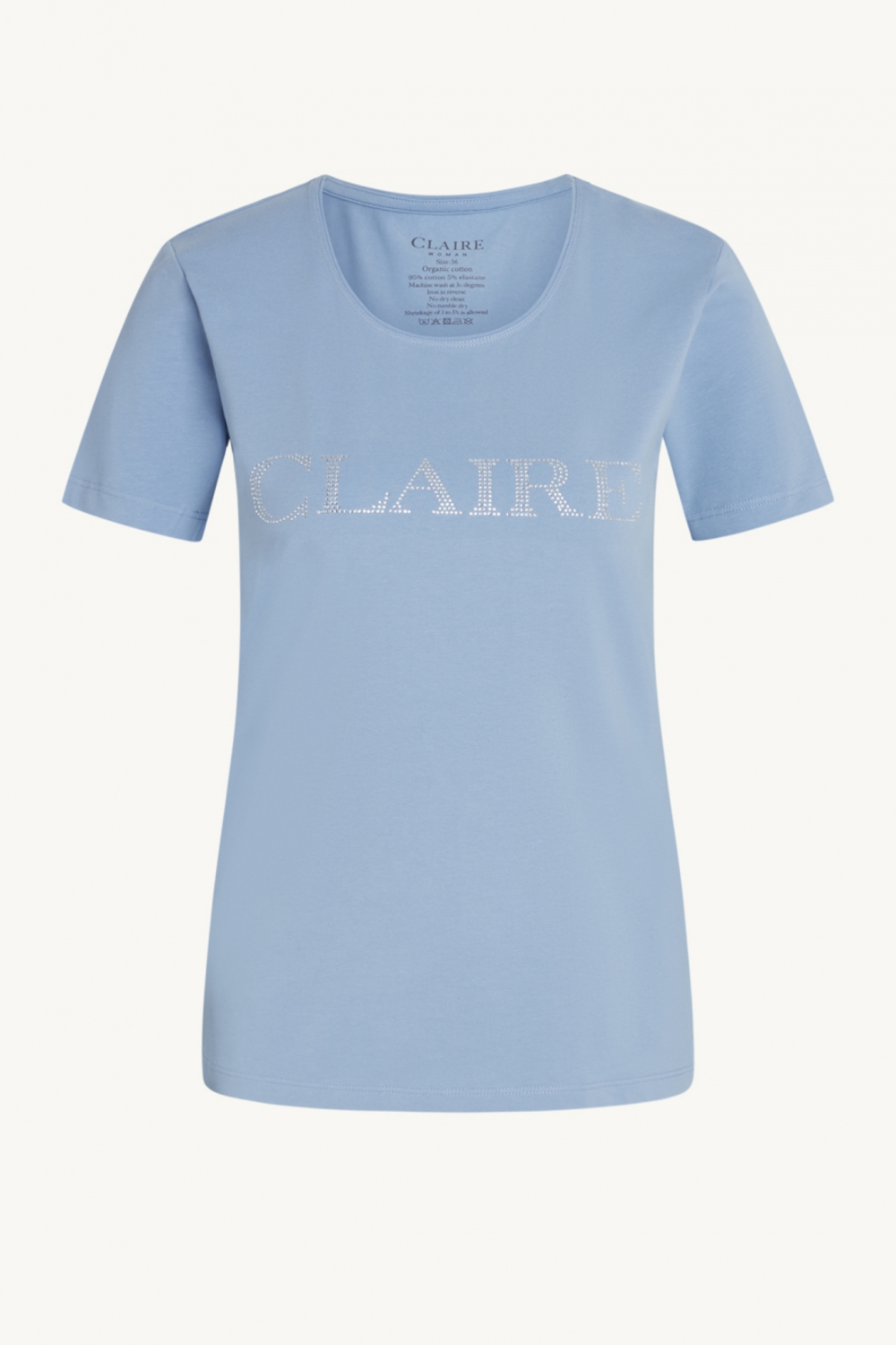 Klassisk T-skjorte med korte ermer og rund hals. Claires logo er plassert på brystet i små strass. Claire basic. Dette produktet er sertifisert med Contains Organic Cotton. 95% Cotton 5% Elastane

