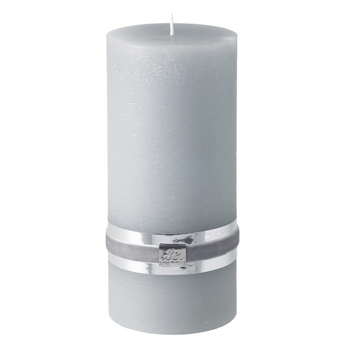 Rustikk parafinlys fra Lene Bjerre. Dette nydelige lyset skaper den perfekte atmosfæren i hjemmet ditt. Lyset er produsert i 100% parafin, som er et mineralmateriale med bedre egenskaper enn vanlig stearin.