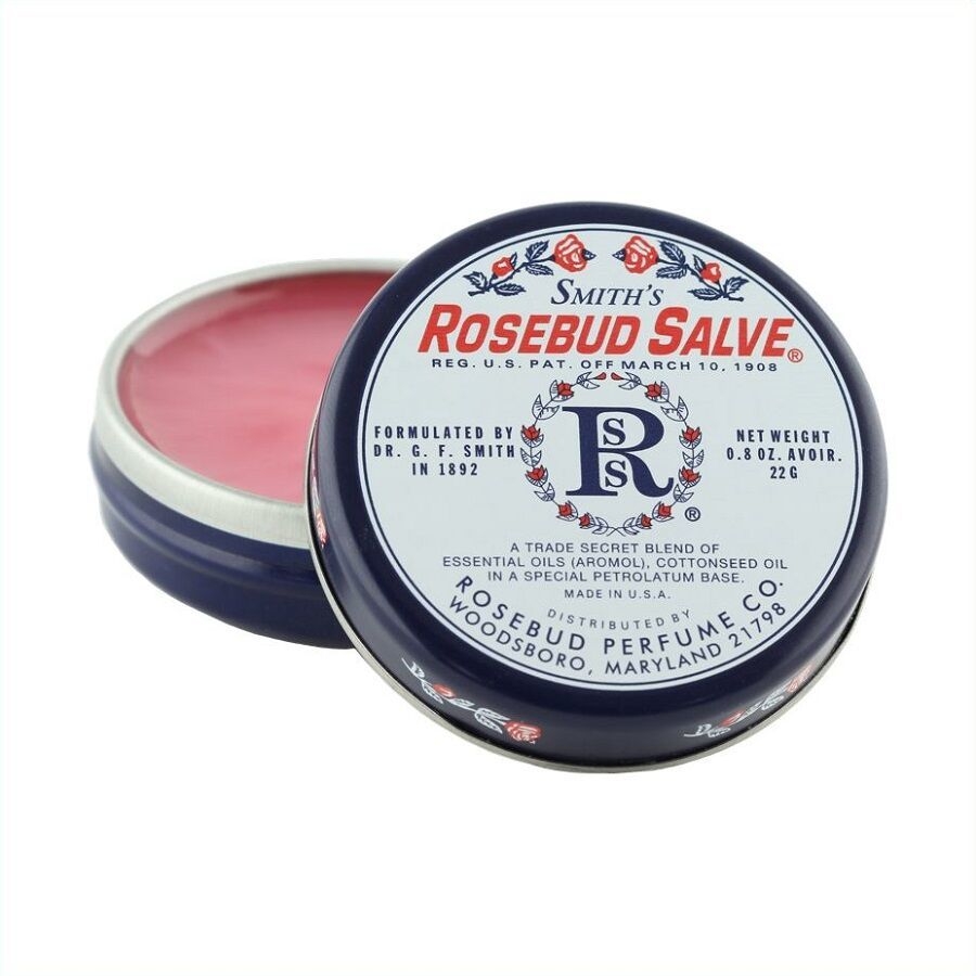 Rosebud Salve Original leppomade Rosebud original er leppomaden som hjelper deg med  tørre lepper, lindrer og helbreder irritasjon, vepse- og biestikk, samt mindre forbrenninger på huden.

Prøv å smøre litt på albuer eller føtter mot tørr og ru hud. Tip