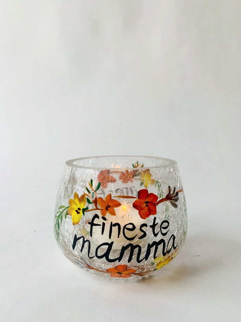 Vakkert, håndmalt lysglass med fin tekst til mamma. Måler 9x6,5cm.