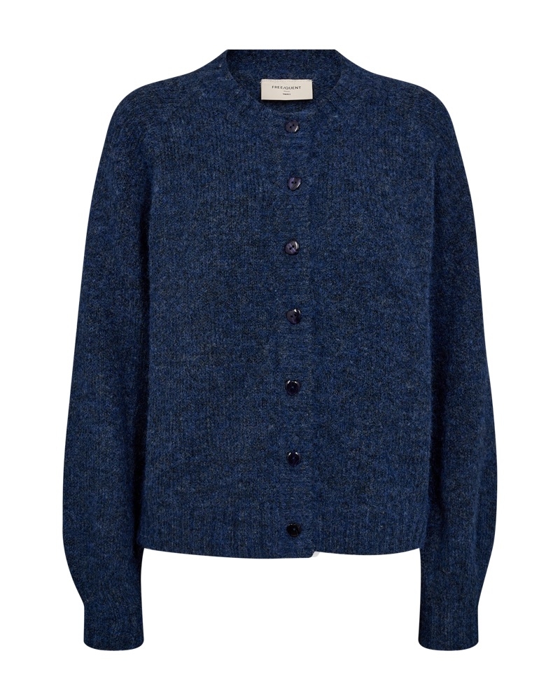 Deilig strikket cardigan fra Freequent med knapper og rund hals. 
59% Polyester (recycled)
21% Polyamide
11% Polyester
8% Wool
1% Elastane