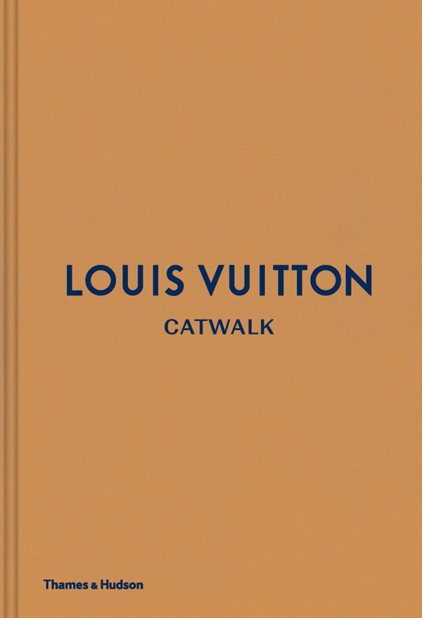 En aldeles nydelig dekorbok fra Louis Vuitton. Boken er fantastisk å pynte med, og ikke minst interessant. Boken har hardt omslag og måler 28×5,4×19cm.