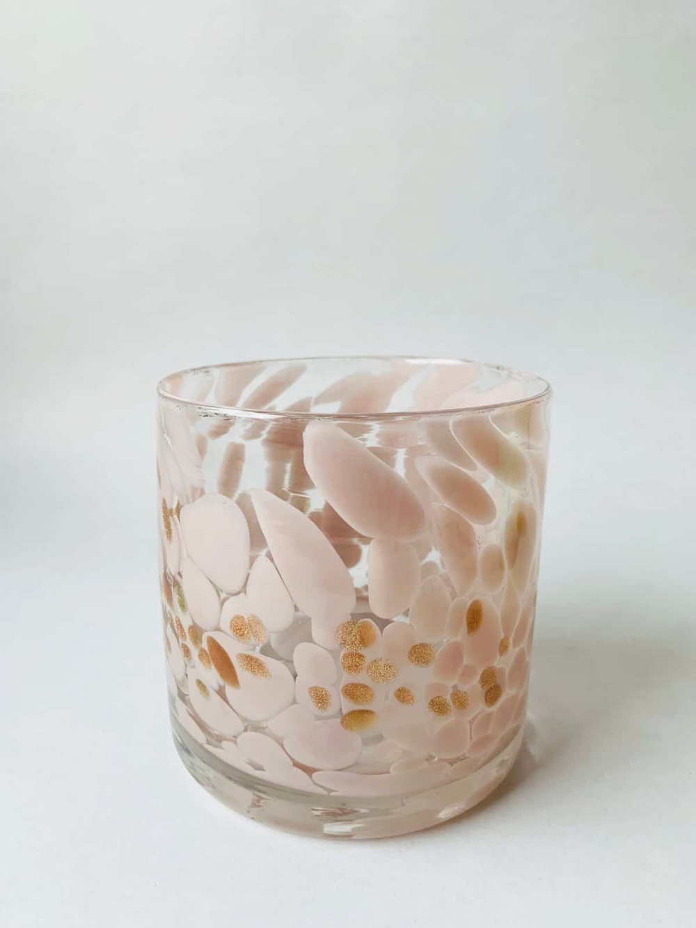 Lekkert lysglass med rosa og gulltrykk. Måler 10cm i høyden. 