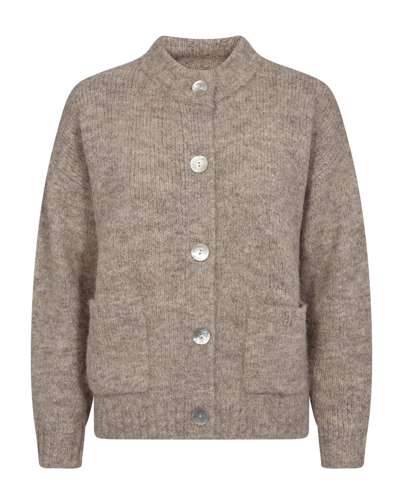 Cardigan fra Freequent i strikket materiale. Cardiganen har store perlemorknapper foran, høy hals, frontlommer, vrangbord og lange ermer med drop-skuldre som fremhever den løse passformen.

59% Polyester (resirkulert) 21% Polyamid 11% Polyester 8% Ull 1% 