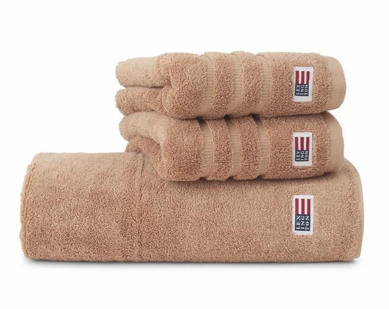 Mykt, tykt og absorberende Lexington frottéhåndkle i 600 g/m2 kjemmet bomull. Disse klassiske håndklærne blir bare mykere med tiden og føles luksuriøst mot kroppen.