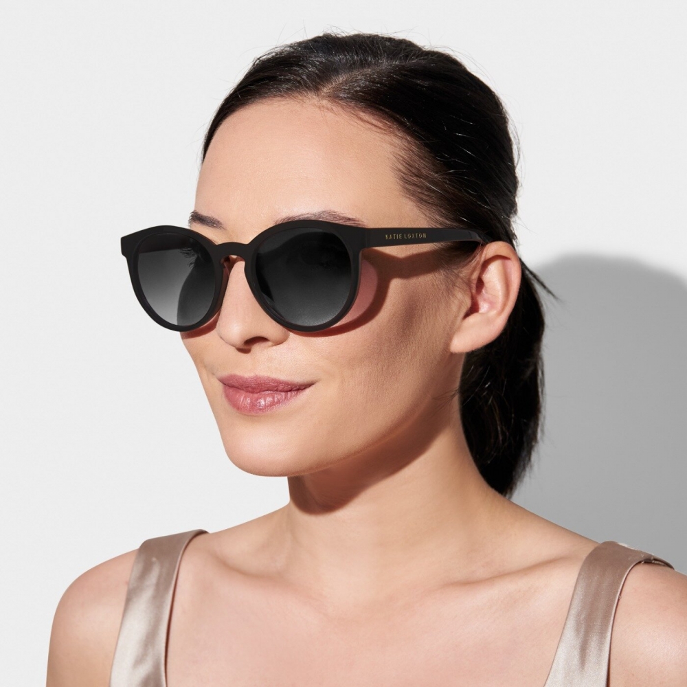 Lag et stiluttrykk med våre nydelige Geneva-solbriller i svart! Med en gyllen logo på armen, vil denne fantastiske innfatningen garantert hjelpe deg å skille deg ut fra mengden.

Disse stilige solbrillene kommer med et beskyttende etui for å hjelpe dem ti