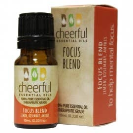 Focus Blend har den rette kombinasjonen av sitron, rosmarin og amyris for å hjelpe deg å fokusere. Sitronolje har en rensende effekt som kan bidra til å forbedre humøret ditt. Eterisk olje av rosmarin har en utmerket funksjon for hjernen og nervene. Amyri