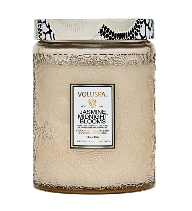 Nyhet! Et nydelig duftlys fra Voluspa med noter av egyptisk jasmin, tuberose, måneblomst og sanddynegress. Brennetid 100 timer. 
