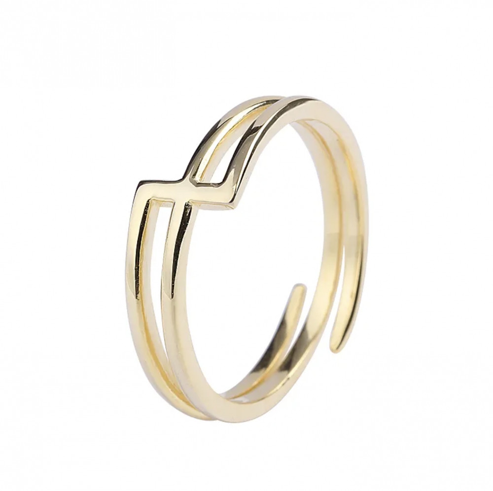 En nydelig justerbar ring fra Ella & Pia. Ringen er laget av 925 Stearling Silver belagt med 18K gull. Ringen veier 1,9g. Alle smykkene fra Ella & Pia nikkel- og blyfri.
