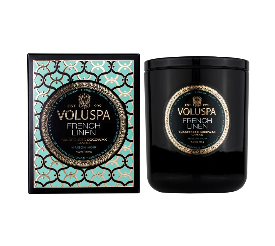 Herlig duftlys fra Voluspa med noter av bomullsblomst, hvit sedertre og soltørket vaniljestang.