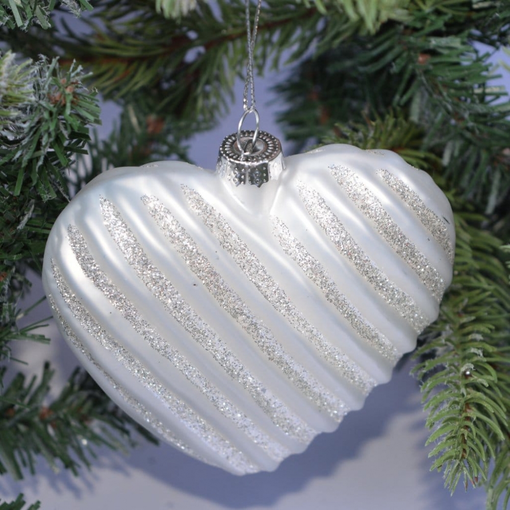 Nydelig julekule formet som et hvitt hjerte. Måler 10x11cm. 