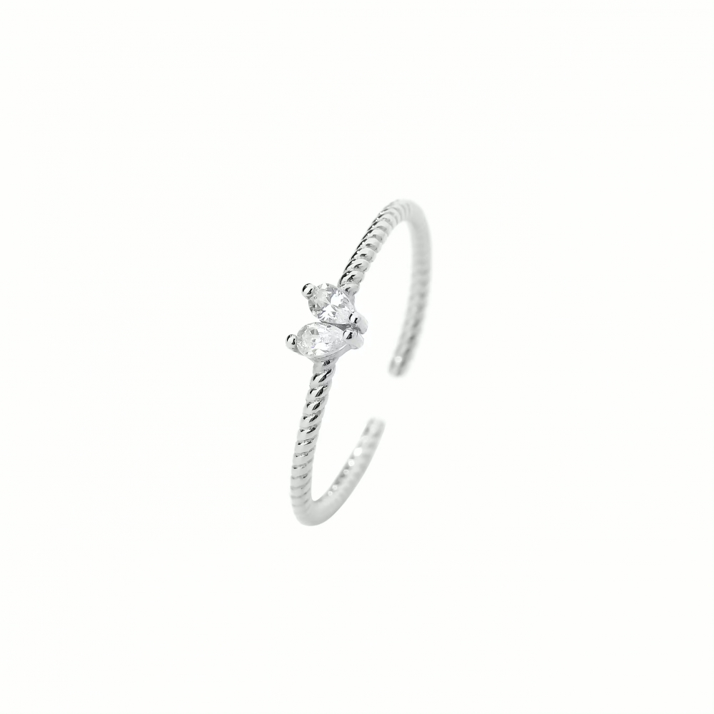 En nydelig justerbar ring fra Ella & Pia med zirconia-stener. Ringen er laget av 925 Stearling Silver belagt rhodium. Ringen veier ca 1g. Alle smykkene fra Ella & Pia nikkel- og blyfri.