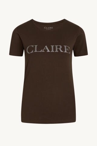 Klassisk T-skjorte med korte ermer og rund hals. Claires logo er på brystet i små strasstener. Claire basic. Dette produktet er sertifisert med Contains Organic Cotton.

95% Cotton 5% Elastane