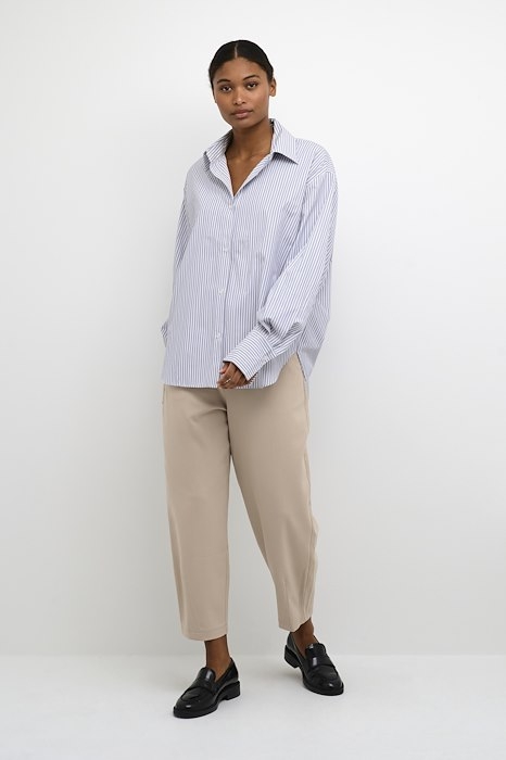 Kul loose-fit skjorte, med fin knute detalje i ryggen.
Innhold: 65% Polyester, 35% Cotton
    