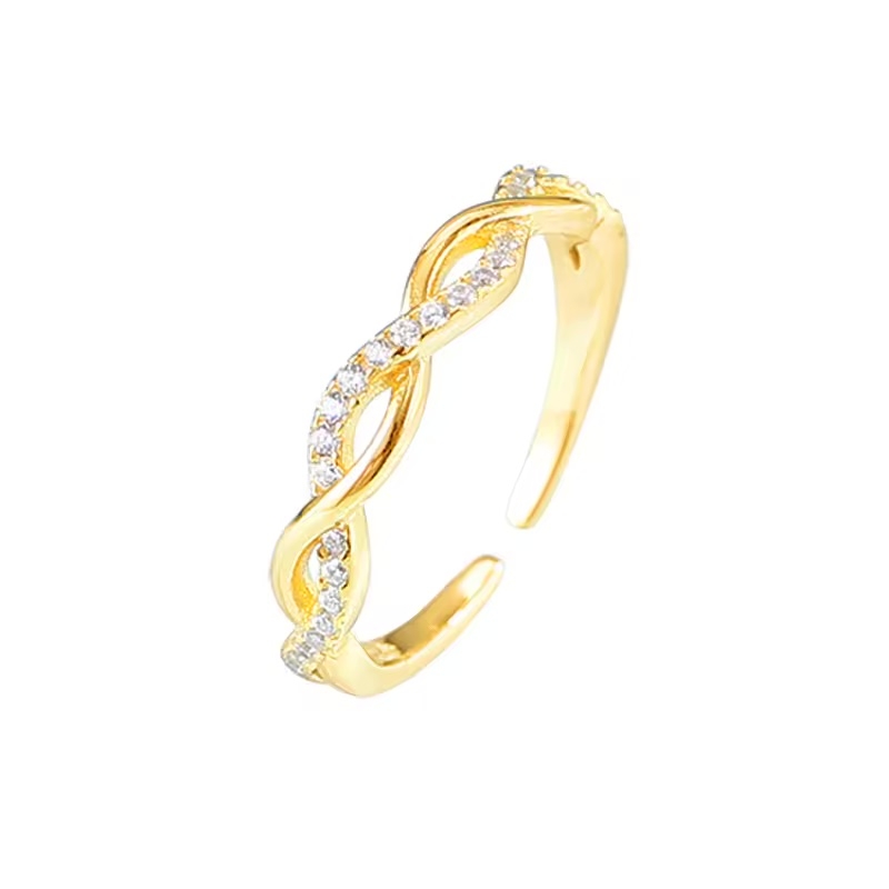 En nydelig justerbar ring fra Ella & Pia med zirconia-stener. Ringen er laget av 925 Stearling Silver belagt med 18K gull. Ringen veier 1,9g. Alle smykkene fra Ella & Pia nikkel- og blyfri.