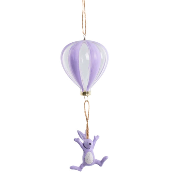 Den søte kaninen henger fra en herlig varmluftsballong, og skaper en herlig atmosfære. Materiale: Polyresin og glass