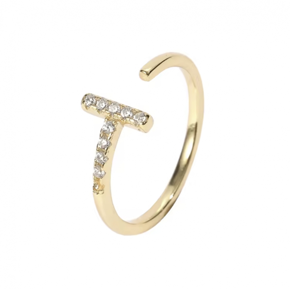 En nydelig justerbar ring fra Ella & Pia med zirconia-stener. Ringen er laget av 925 Stearling Silver belagt med 18K gull. Ringen veier 1,9g. Alle smykkene fra Ella & Pia nikkel- og blyfri.