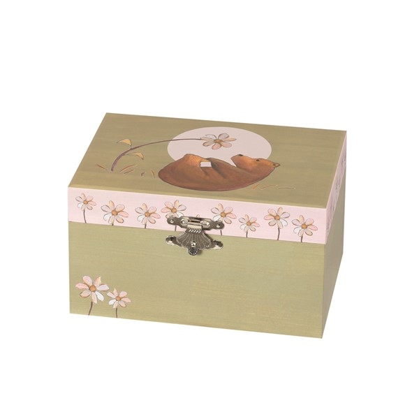 Dette fine smykkeskrinet med skogmotiv og en søt bjørn er perfekt for oppbevaring av små skatter. Når du åpner boksen, begynner ballerinaen å danse til tonene av «Alle Vogel sind schön».



Størrelse: 15 x 10 x 9 cm

Alder: 3+