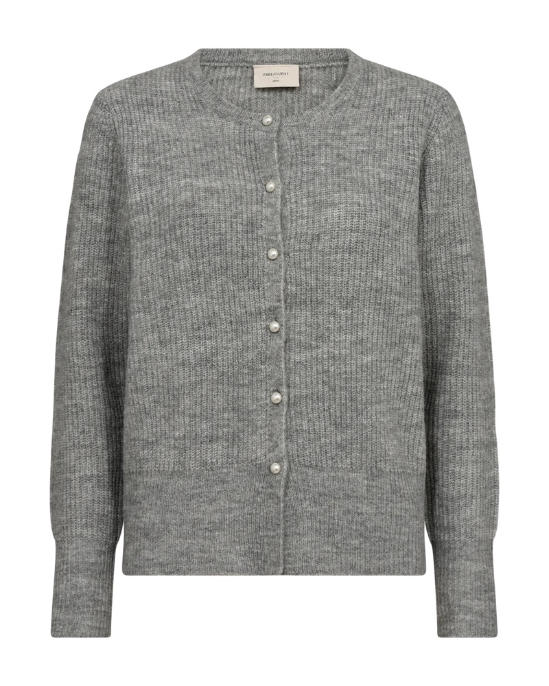 Cardigan fra Freequent i myk, strikket kvalitet. Cardiganen er enkel i designet med lange ermer, rund hals, ribbekanter og elegante perleknapper. En detalj som gir en fin effekt. Sammensetning: 65% akryl, 26% Polyester, 5% Ull, 4% Elastan